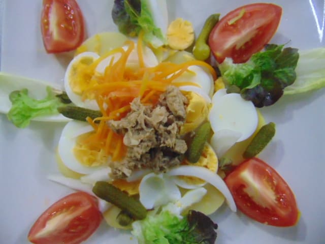 Elegante restaurante de comida mediterránea en Dénia, con especialidad en paellas y calderetas.