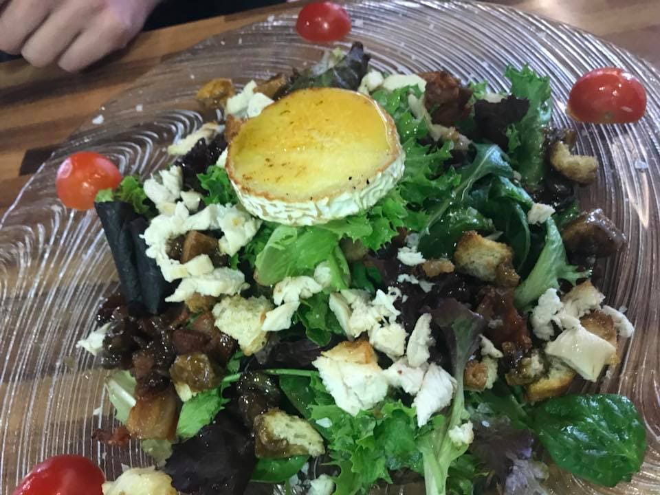 Elegante restaurante de comida mediterránea en Dénia, con especialidad en paellas y calderetas.