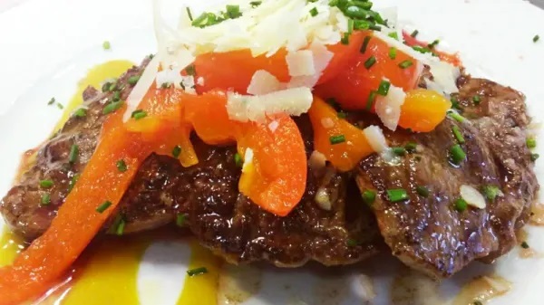 Elegante restaurante de comida mediterránea en Dénia, con especialidad en paellas y calderetas.