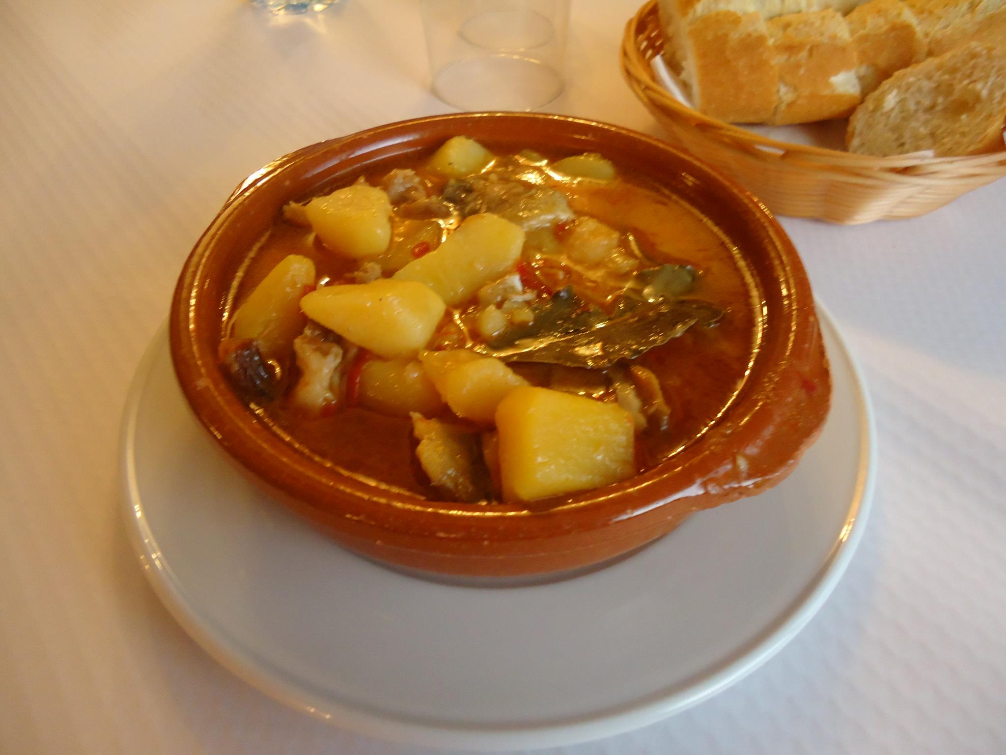 Restaurante de comida tradicional aragonesa con platos como la perdiz escabechada o el cochinillo a baja temperatura, migas de pastor o sopa de ajo.   
