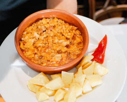Restaurante a 2 minutos a pie de la plaza de toros El Bibio en Gijón, su especialidad son las carnes a la parrilla y los arroces.