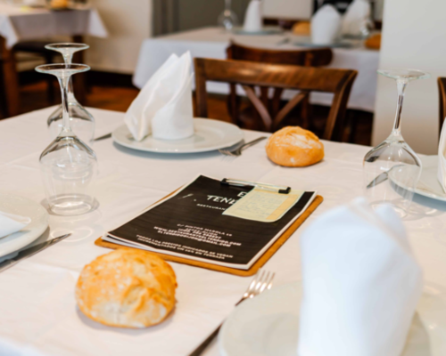 Restaurante a 2 minutos a pie de la plaza de toros El Bibio en Gijón, su especialidad son las carnes a la parrilla y los arroces.
