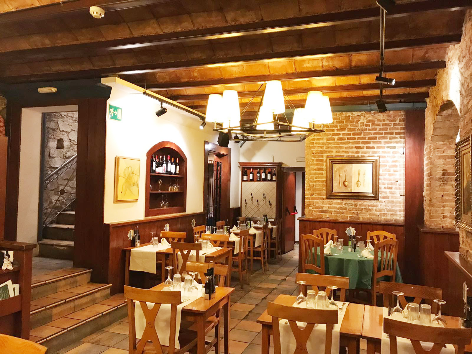 Restaurante de cocina catalana y mediterránea construido con ladrillo cuenta con terraza y sirve menús para grupos.              