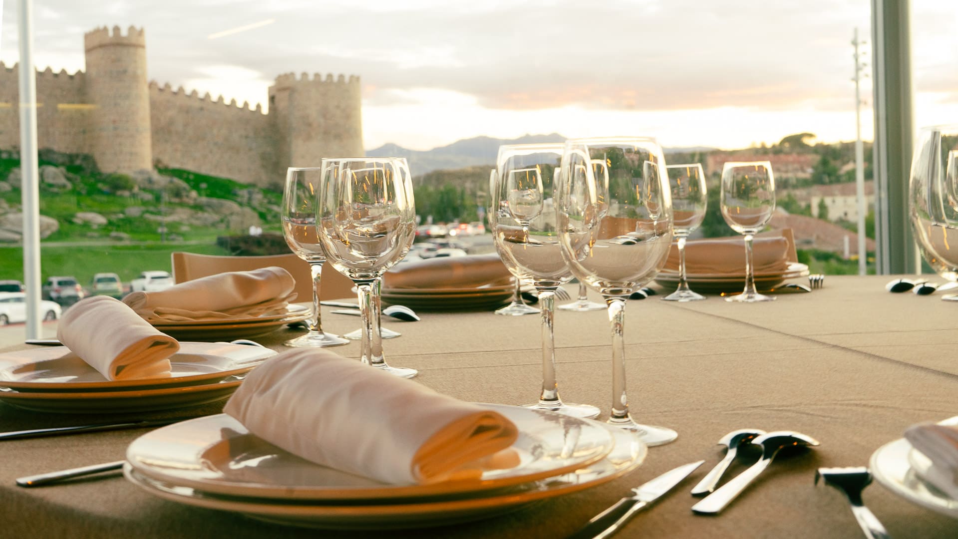 Comida tradicional castellana especializado en carnes con una decoración moderna y vistas privilegiadas a las murallas de Ávila.