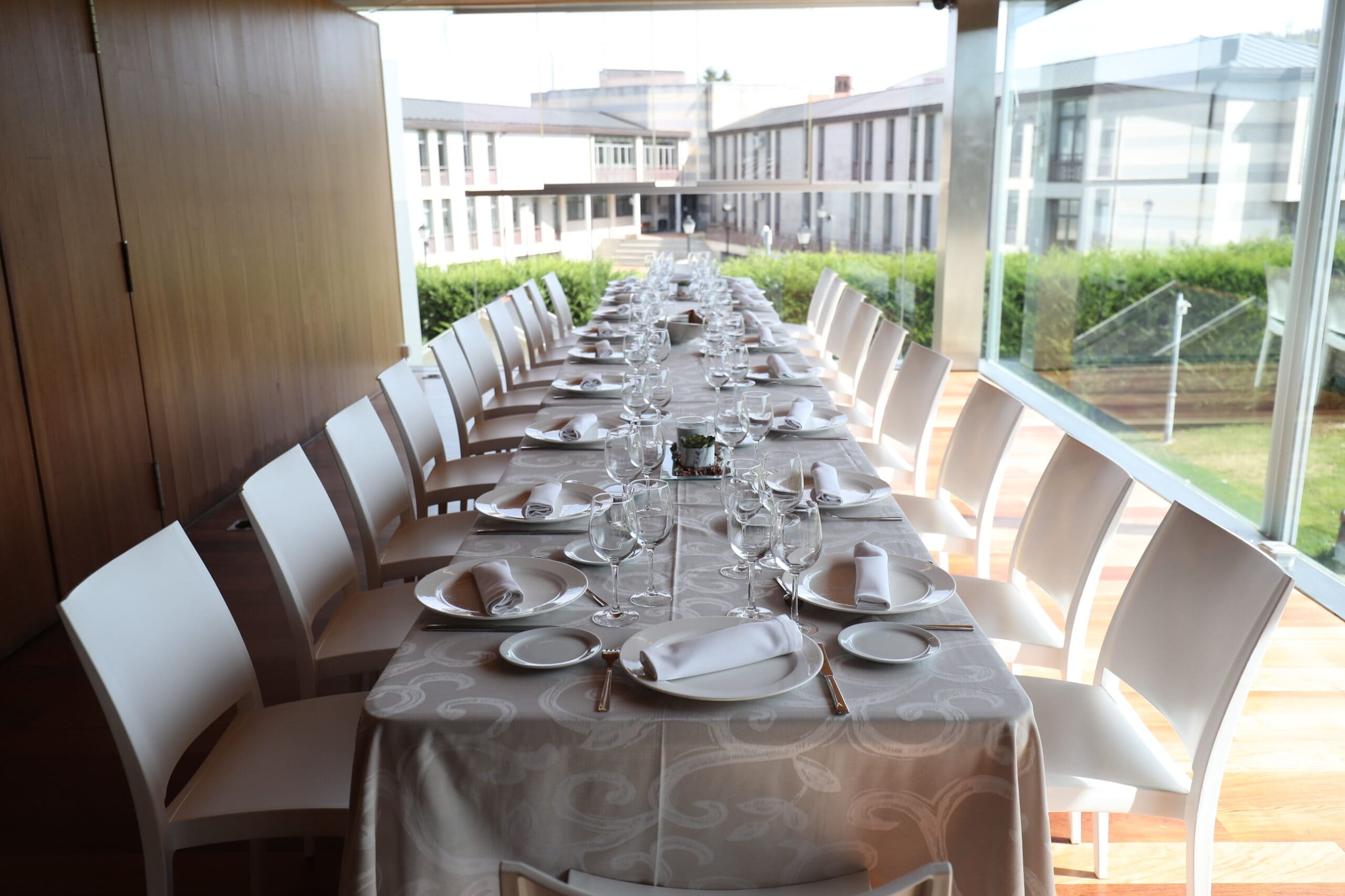 Comida tradicional castellana especializado en carnes con una decoración moderna y vistas privilegiadas a las murallas de Ávila.