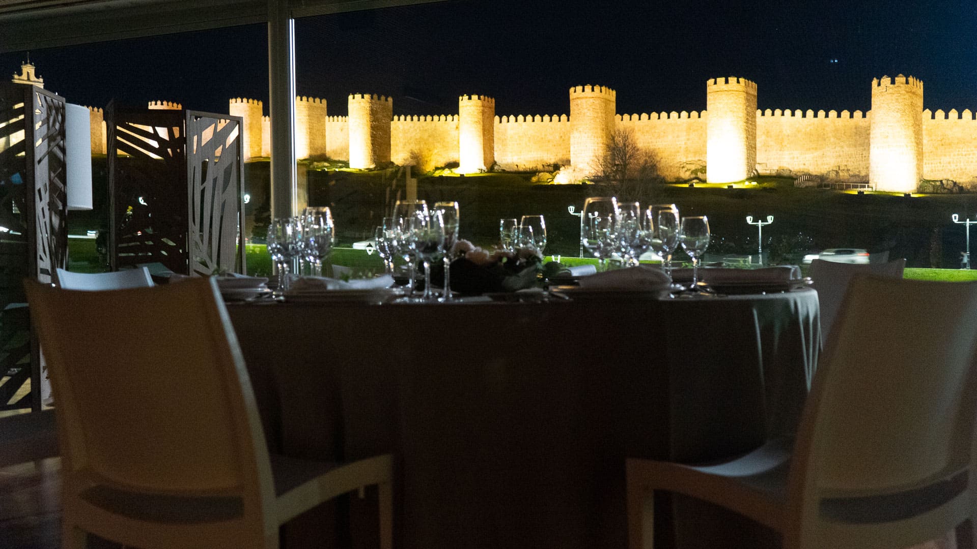 Comida tradicional castellana especializado en carnes con una decoración moderna y vistas privilegiadas a las murallas de Ávila.