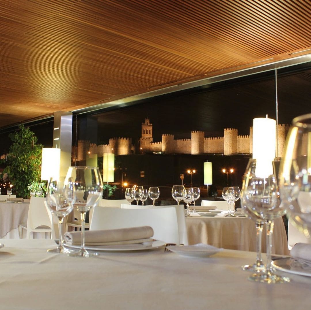 Comida tradicional castellana especializado en carnes con una decoración moderna y vistas privilegiadas a las murallas de Ávila.