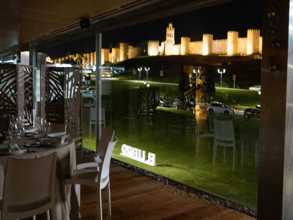terraza-noche-el-lienzo-avila.png