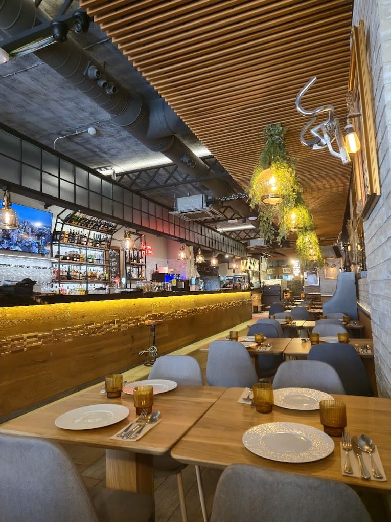 Cocina fusión latina en el centro de Barcelona con sabores del mundo y ambiente perfecto para compartir en grupo.