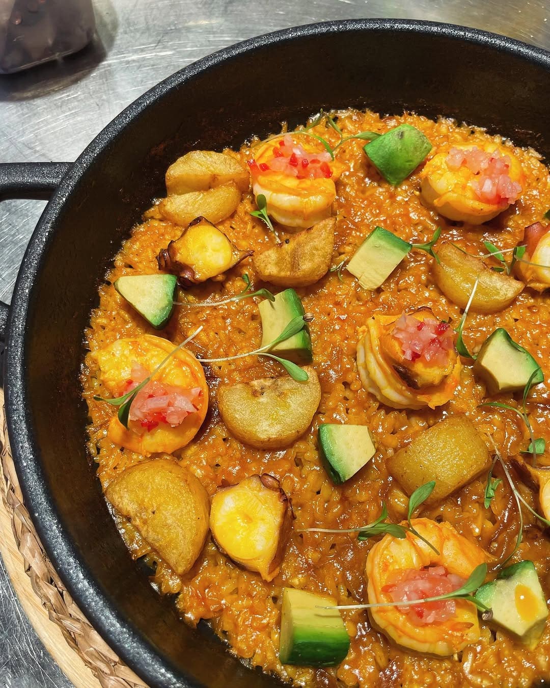 Cocina fusión latina en el centro de Barcelona con sabores del mundo y ambiente perfecto para compartir en grupo.