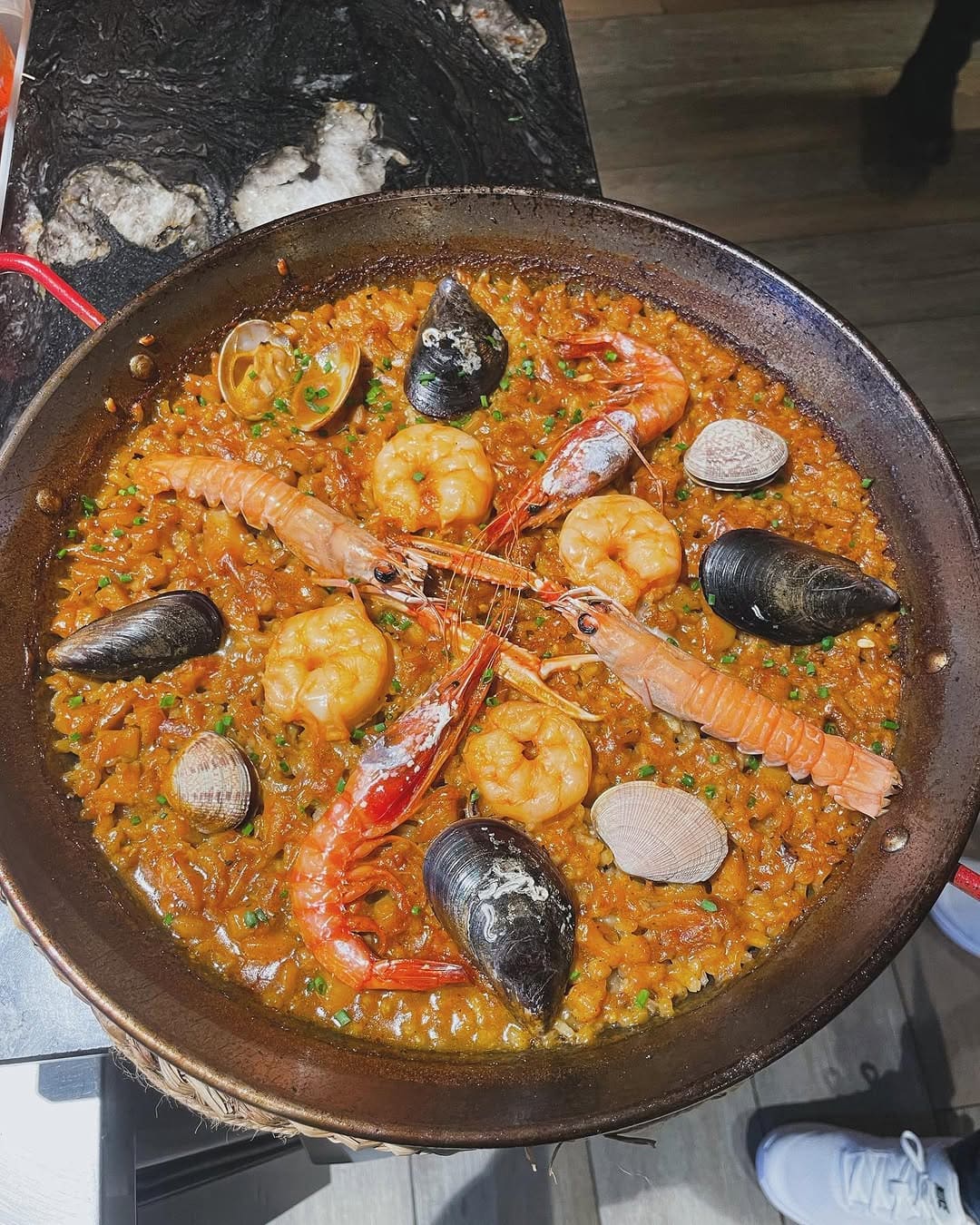 Cocina fusión latina en el centro de Barcelona con sabores del mundo y ambiente perfecto para compartir en grupo.
