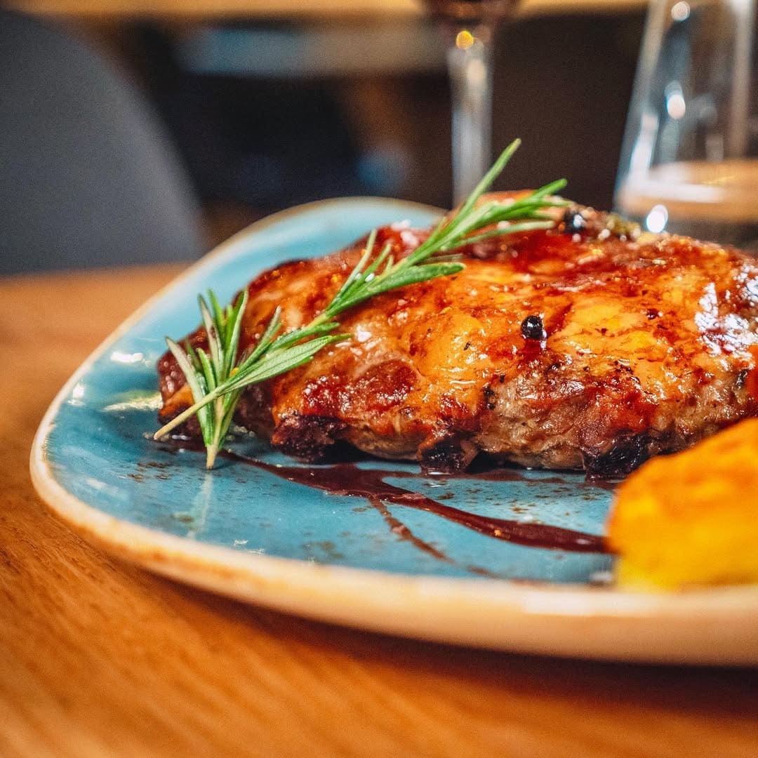 Cocina fusión latina en el centro de Barcelona con sabores del mundo y ambiente perfecto para compartir en grupo.