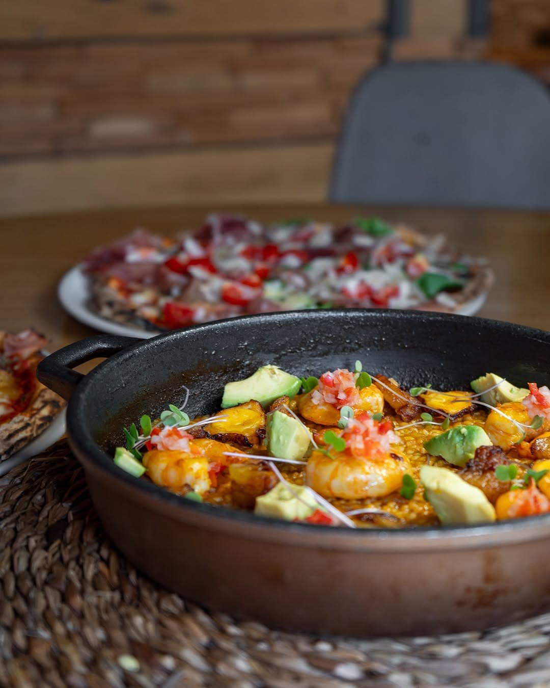 Cocina fusión latina en el centro de Barcelona con sabores del mundo y ambiente perfecto para compartir en grupo.