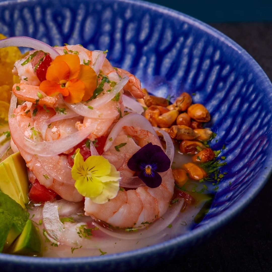Cocina fusión latina en el centro de Barcelona con sabores del mundo y ambiente perfecto para compartir en grupo.