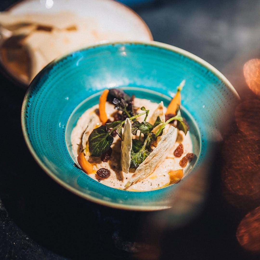 Cocina fusión latina en el centro de Barcelona con sabores del mundo y ambiente perfecto para compartir en grupo.