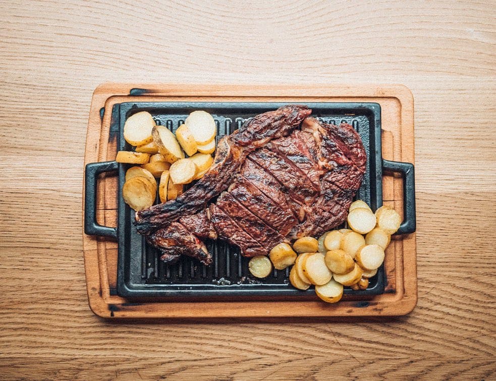 Cocina fusión latina en el centro de Barcelona con sabores del mundo y ambiente perfecto para compartir en grupo.