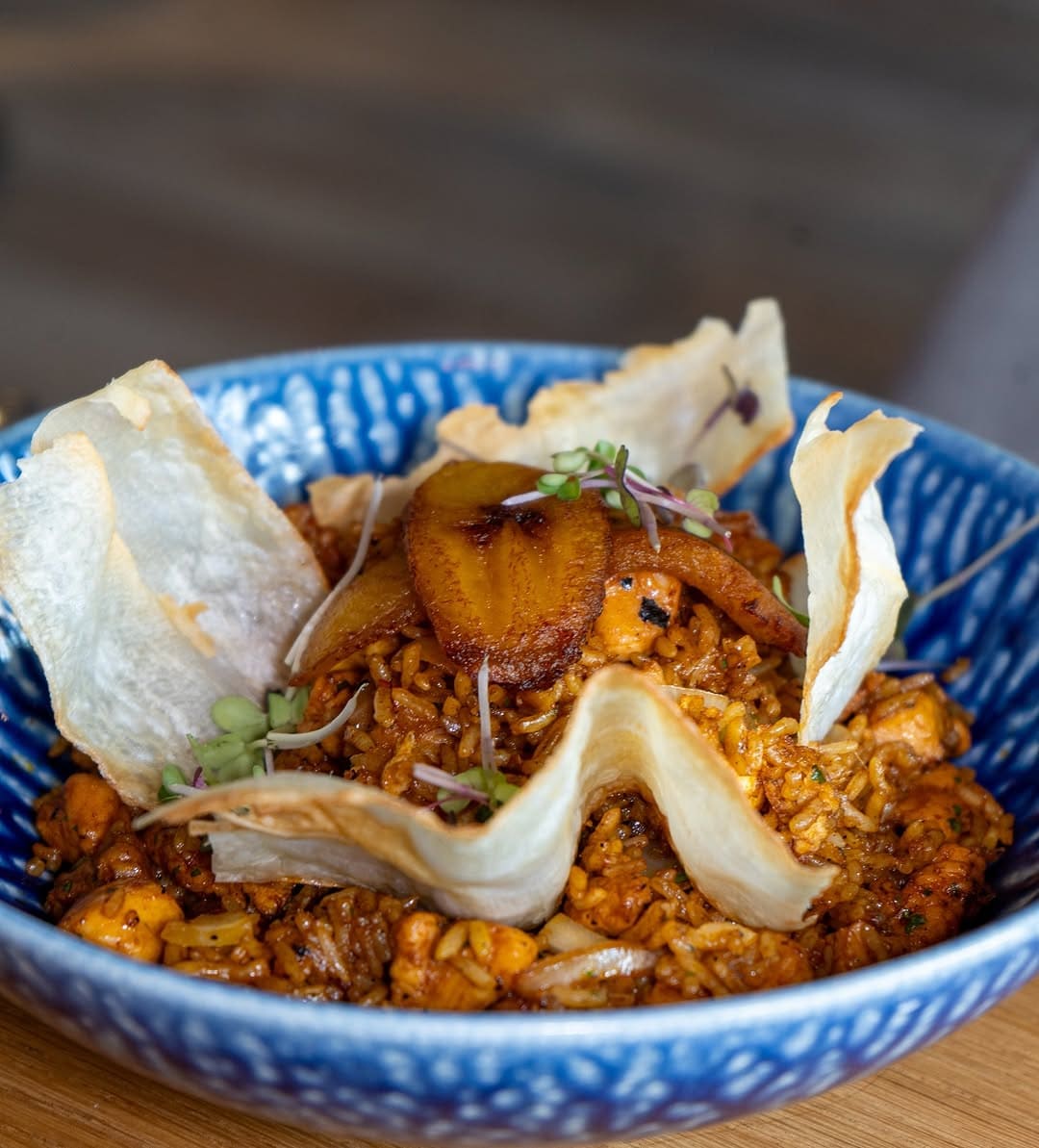 Cocina fusión latina en el centro de Barcelona con sabores del mundo y ambiente perfecto para compartir en grupo.