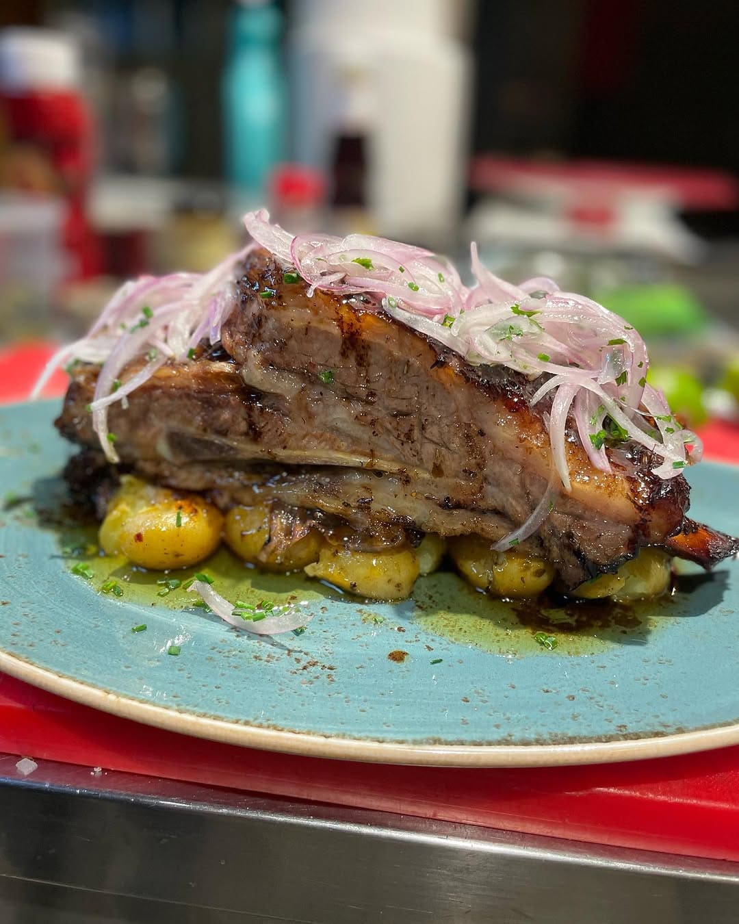 Cocina fusión latina en el centro de Barcelona con sabores del mundo y ambiente perfecto para compartir en grupo.