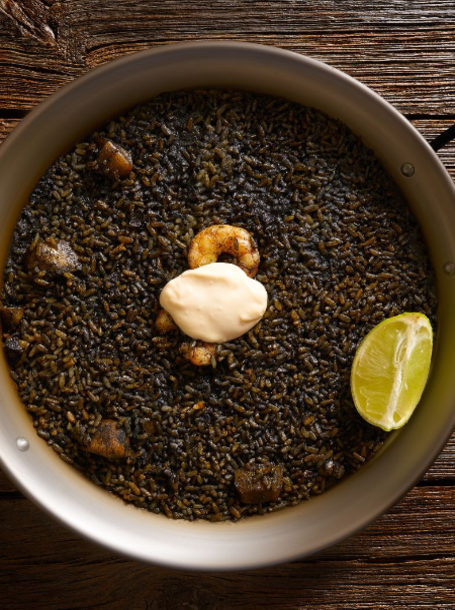 Restaurante especializado en paella, cochinillo, pato con ciruelas, caracoles y calçots en el centro de Barcelona, junto a la parada de metro La Monumental.