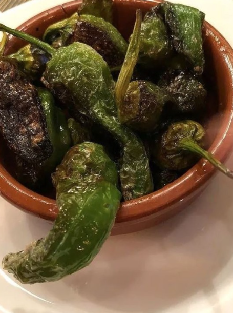Restaurante especializado en paella, cochinillo, pato con ciruelas, caracoles y calçots en el centro de Barcelona, junto a la parada de metro La Monumental.
