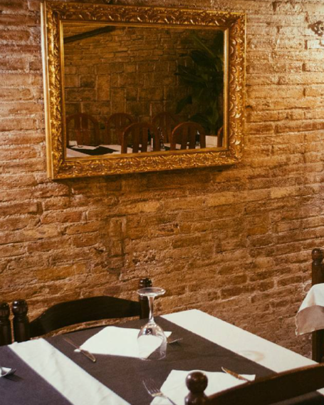 Restaurante especializado en paella, cochinillo, pato con ciruelas, caracoles y calçots en el centro de Barcelona, junto a la parada de metro La Monumental.