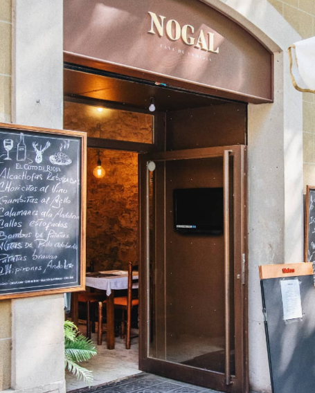Restaurante especializado en paella, cochinillo, pato con ciruelas, caracoles y calçots en el centro de Barcelona, junto a la parada de metro La Monumental.