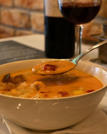 Restaurante especializado en paella, cochinillo, pato con ciruelas, caracoles y calçots en el centro de Barcelona, junto a la parada de metro La Monumental.