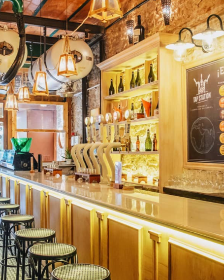 Restaurante especializado en paella, cochinillo, pato con ciruelas, caracoles y calçots en el centro de Barcelona, junto a la parada de metro La Monumental.