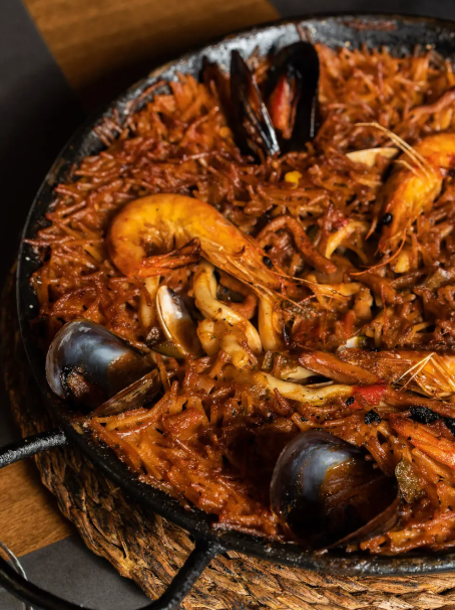 Restaurante especializado en paella, cochinillo, pato con ciruelas, caracoles y calçots en el centro de Barcelona, junto a la parada de metro La Monumental.