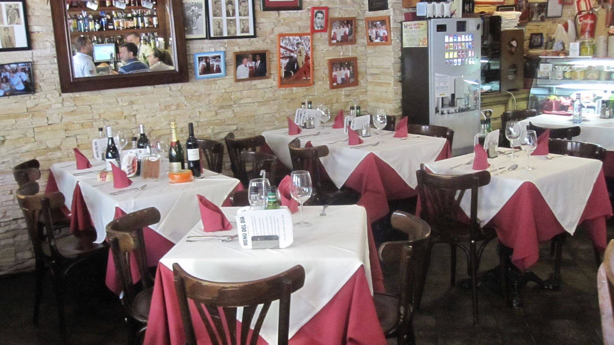 taberna-el-torito-madrid-restaurante-comedor-cuadros-interior.jpg