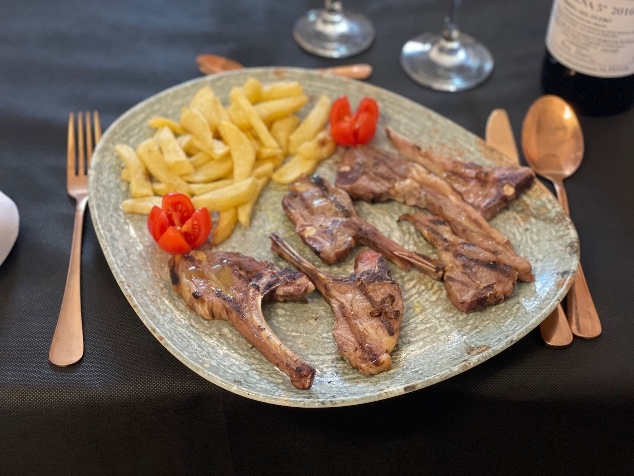 Comida castellana innovadora en un local renovado con terraza, ideal para los amantes de la carne a la brasa situado a tan solo 5 minutos andando del Palacio Real de La Granja de San Ildefonso.