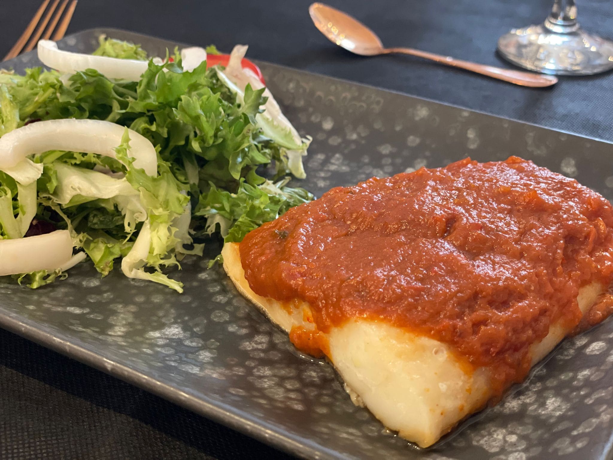 Comida castellana innovadora en un local renovado con terraza, ideal para los amantes de la carne a la brasa situado a tan solo 5 minutos andando del Palacio Real de La Granja de San Ildefonso.