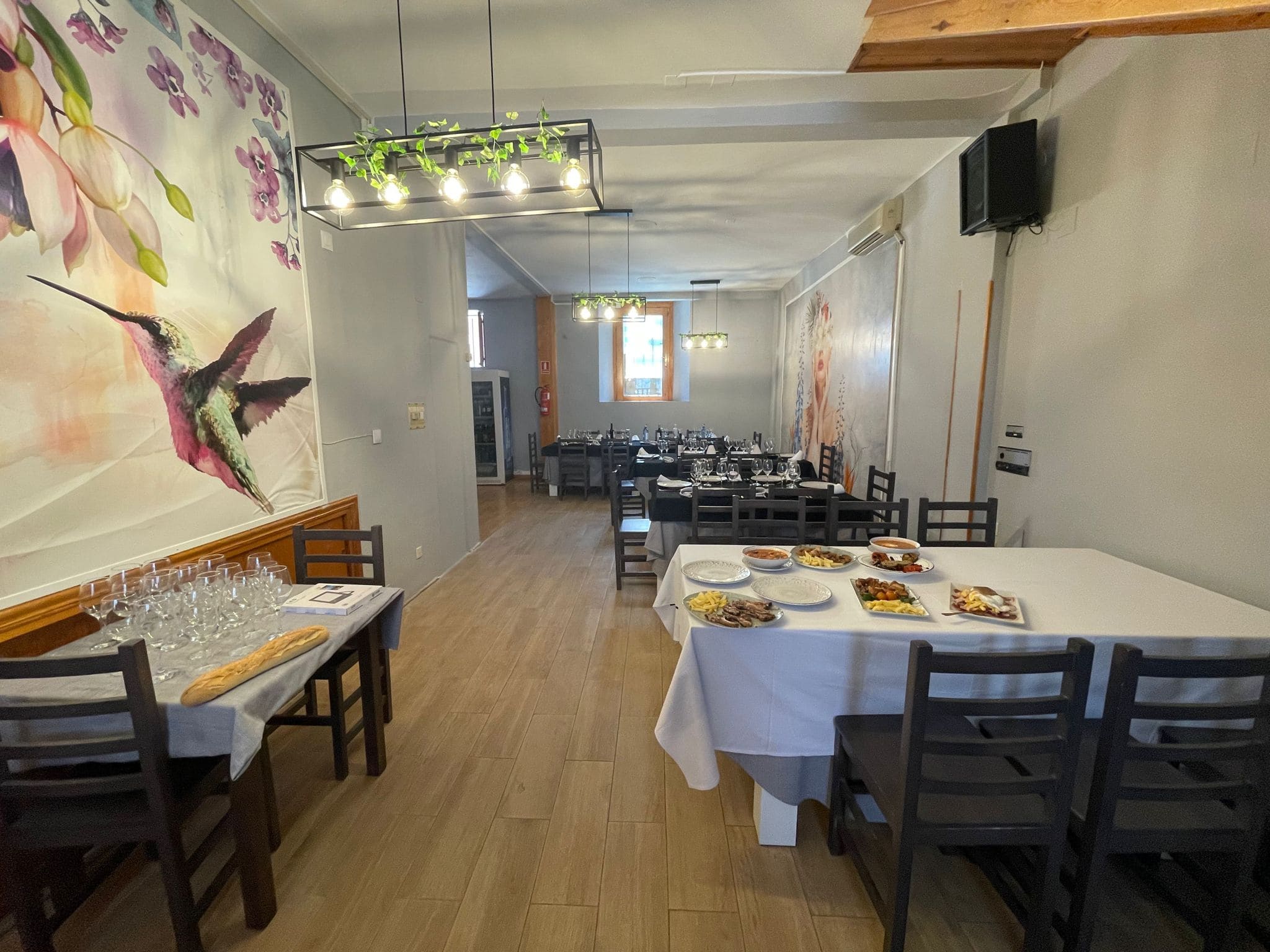 Comida castellana innovadora en un local renovado con terraza, ideal para los amantes de la carne a la brasa situado a tan solo 5 minutos andando del Palacio Real de La Granja de San Ildefonso.