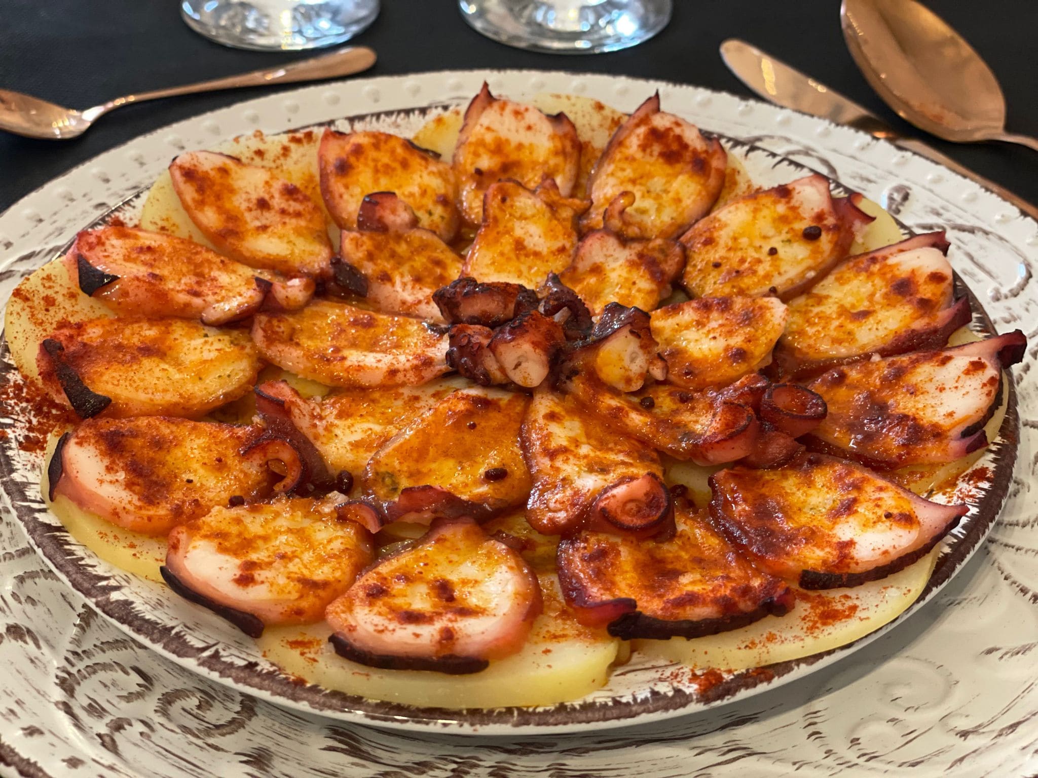 Comida castellana innovadora en un local renovado con terraza, ideal para los amantes de la carne a la brasa situado a tan solo 5 minutos andando del Palacio Real de La Granja de San Ildefonso.