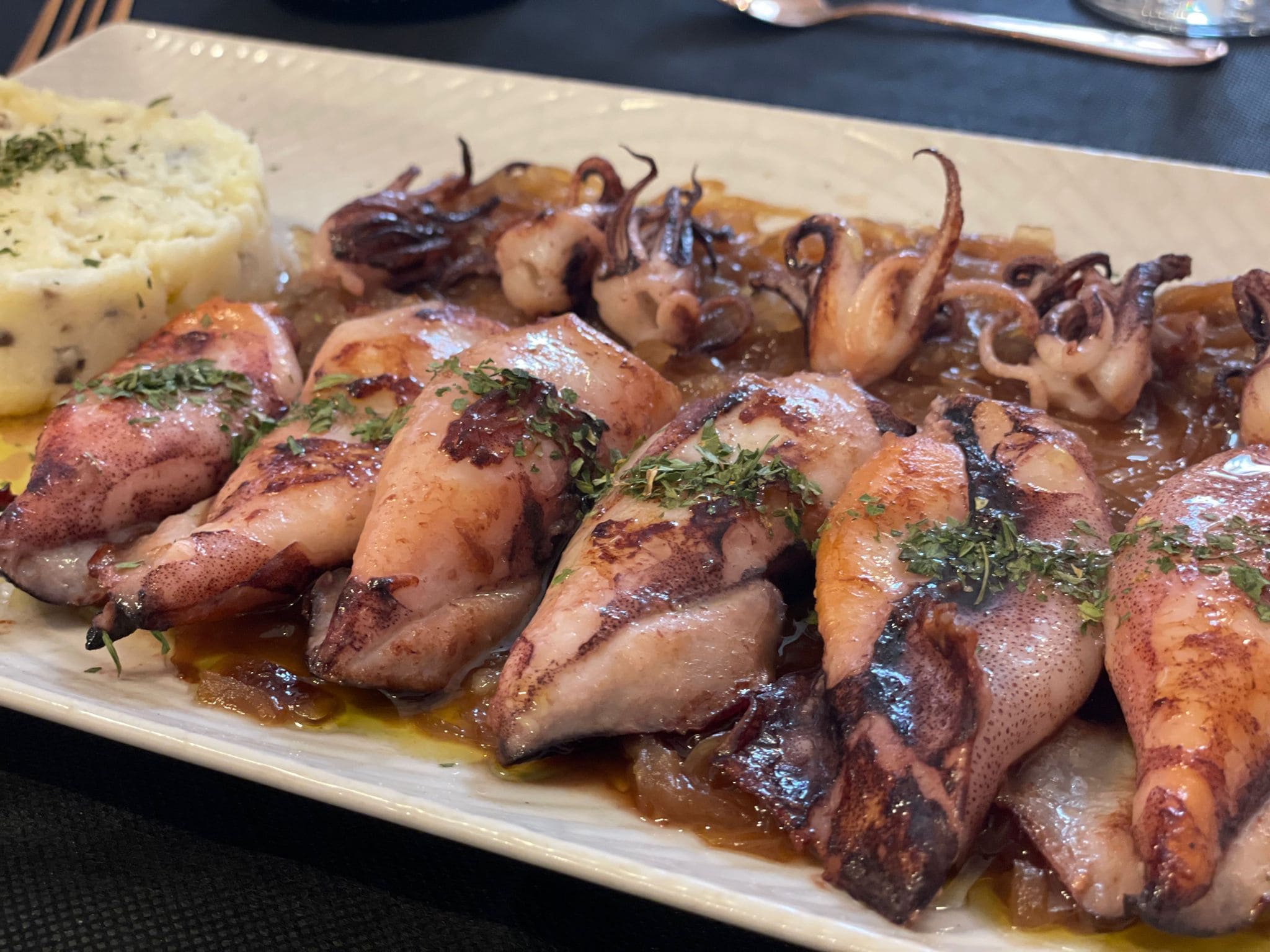 Comida castellana innovadora en un local renovado con terraza, ideal para los amantes de la carne a la brasa situado a tan solo 5 minutos andando del Palacio Real de La Granja de San Ildefonso.
