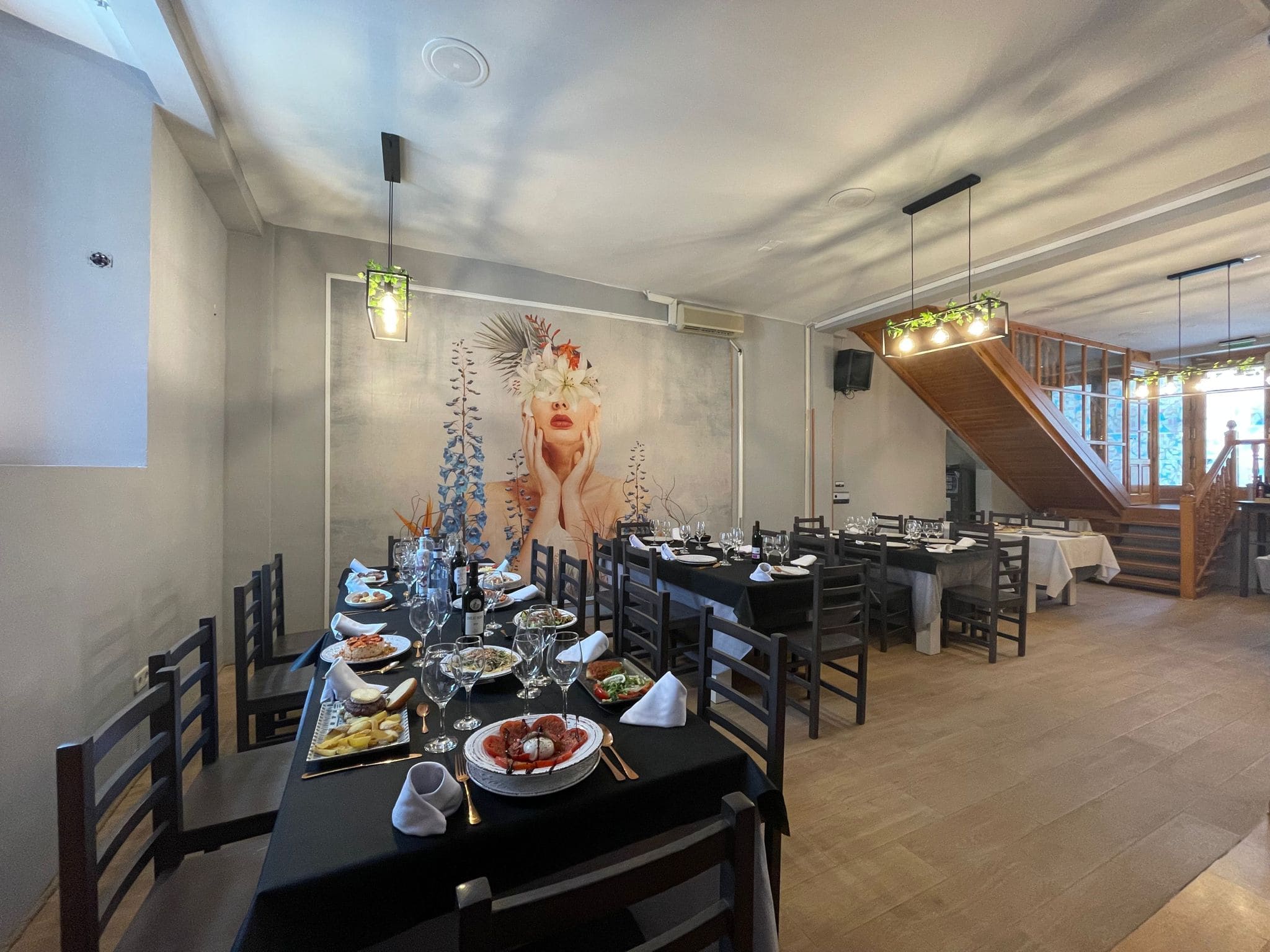 Comida castellana innovadora en un local renovado con terraza, ideal para los amantes de la carne a la brasa situado a tan solo 5 minutos andando del Palacio Real de La Granja de San Ildefonso.