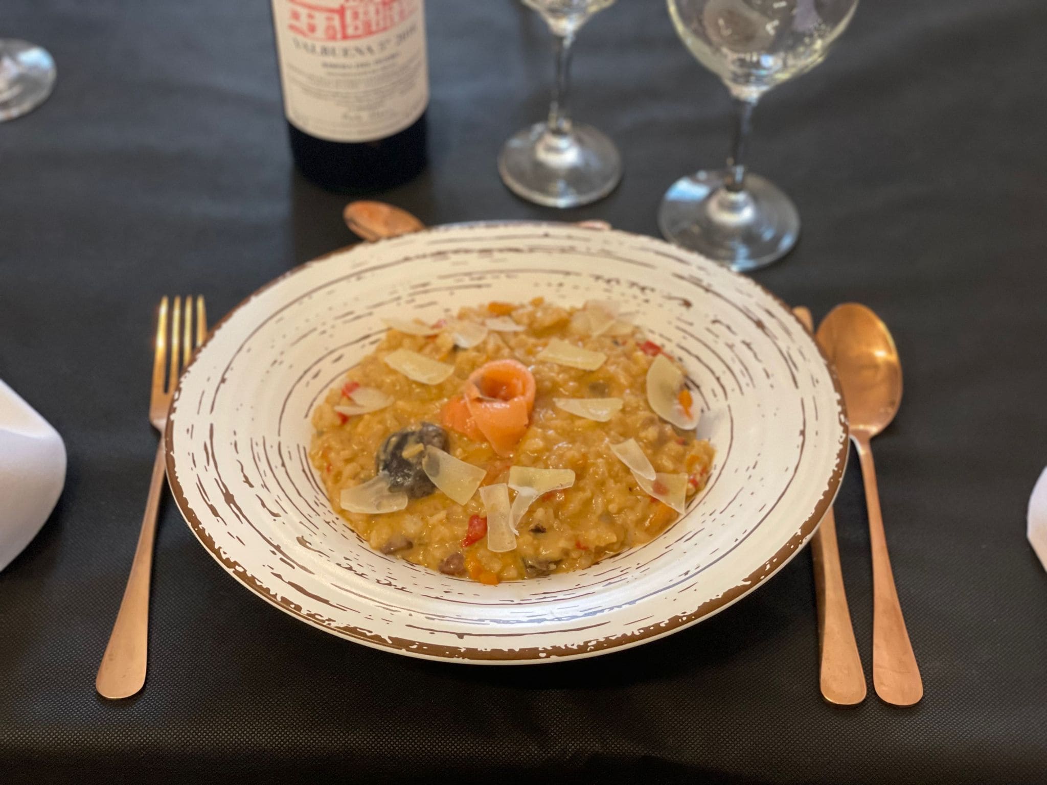 Comida castellana innovadora en un local renovado con terraza, ideal para los amantes de la carne a la brasa situado a tan solo 5 minutos andando del Palacio Real de La Granja de San Ildefonso.