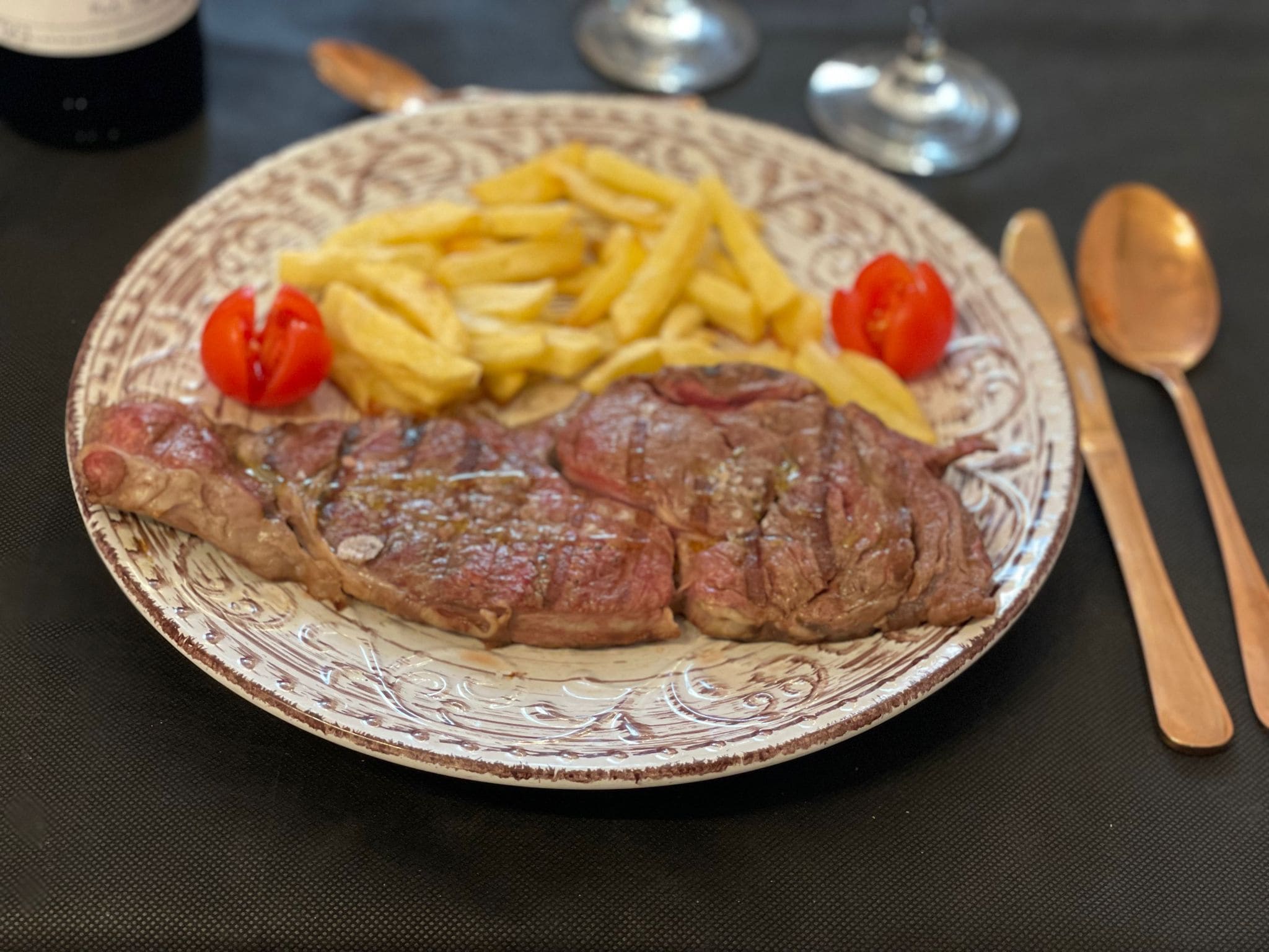 Comida castellana innovadora en un local renovado con terraza, ideal para los amantes de la carne a la brasa situado a tan solo 5 minutos andando del Palacio Real de La Granja de San Ildefonso.