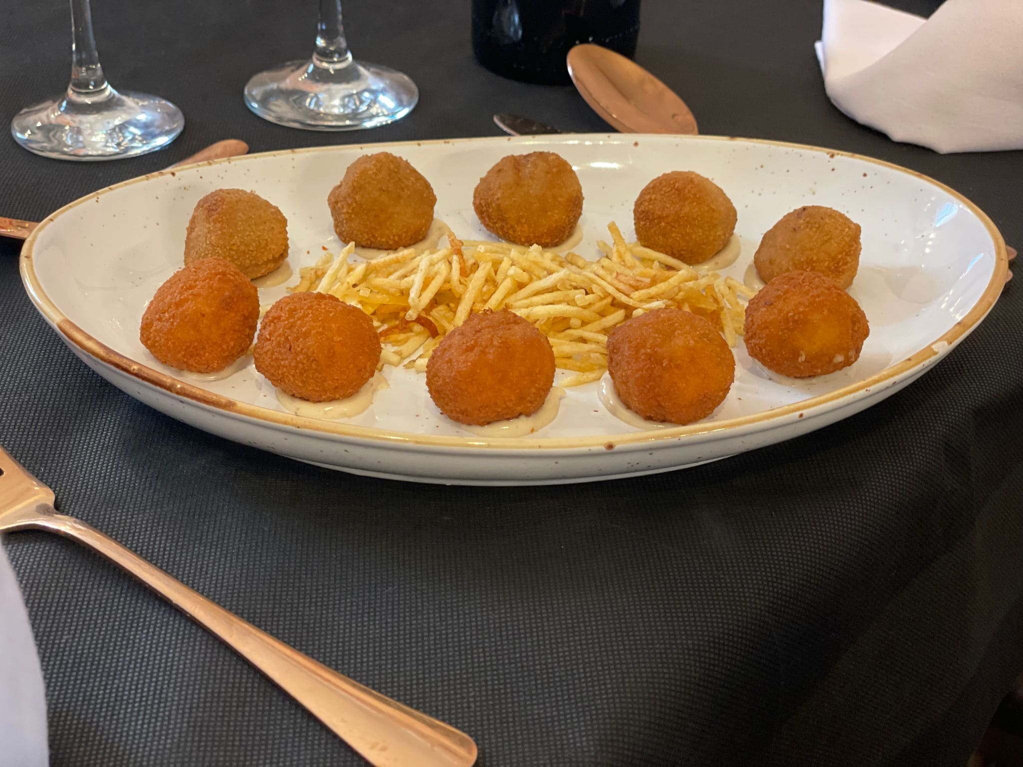 Comida castellana innovadora en un local renovado con terraza, ideal para los amantes de la carne a la brasa situado a tan solo 5 minutos andando del Palacio Real de La Granja de San Ildefonso.