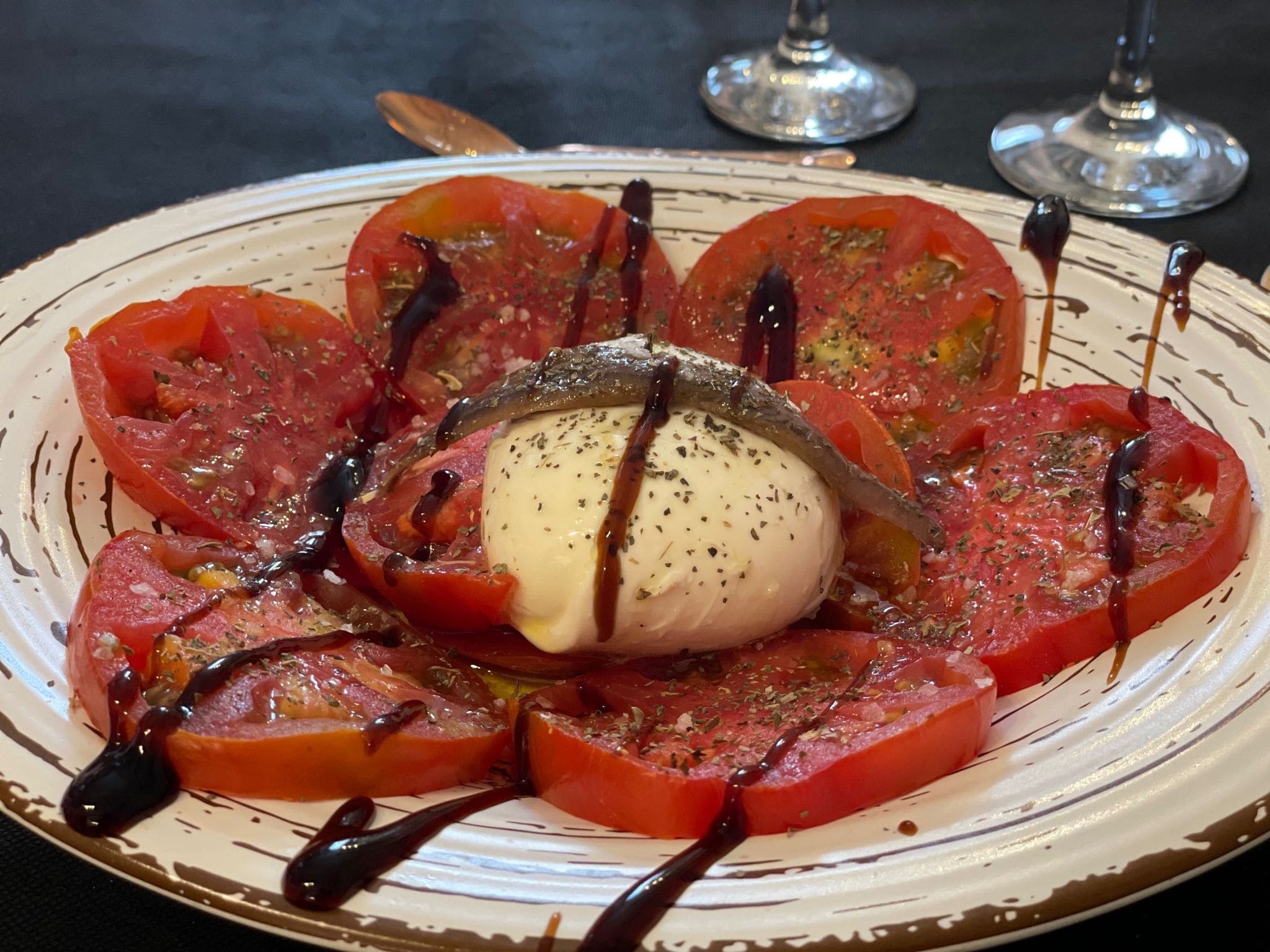 Comida castellana innovadora en un local renovado con terraza, ideal para los amantes de la carne a la brasa situado a tan solo 5 minutos andando del Palacio Real de La Granja de San Ildefonso.
