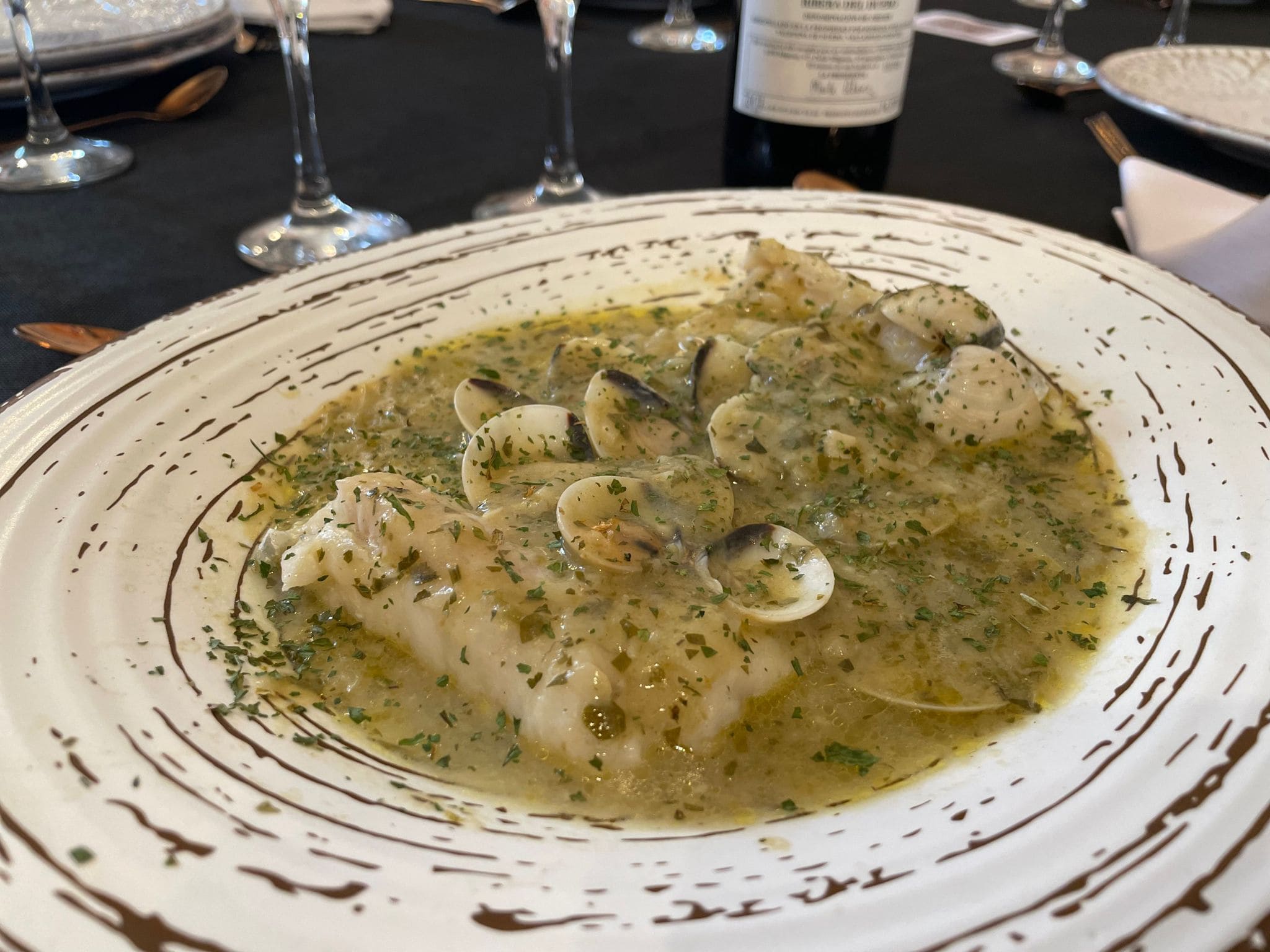 Comida castellana innovadora en un local renovado con terraza, ideal para los amantes de la carne a la brasa situado a tan solo 5 minutos andando del Palacio Real de La Granja de San Ildefonso.