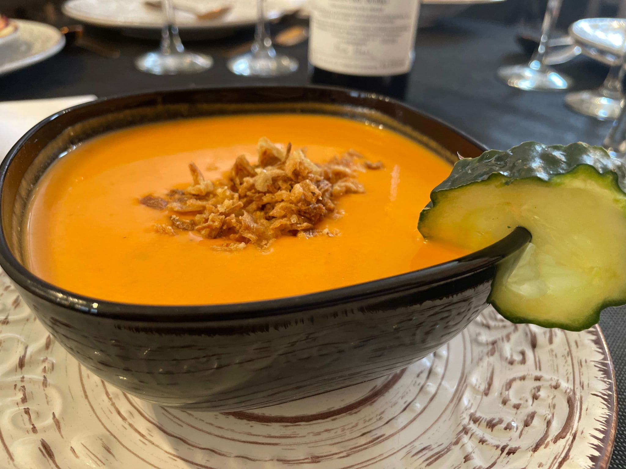 Comida castellana innovadora en un local renovado con terraza, ideal para los amantes de la carne a la brasa situado a tan solo 5 minutos andando del Palacio Real de La Granja de San Ildefonso.