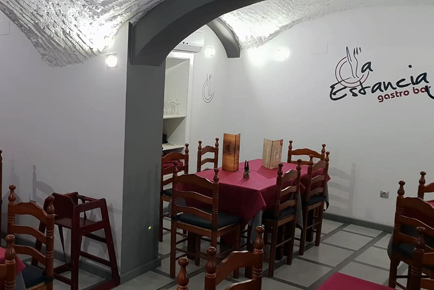 Cocina casera con especialidad en carnes extremeñas y menús aptos para celiacos, en la plaza Mayor de Cáceres.
