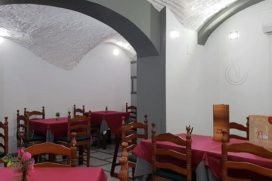 Cocina casera con especialidad en carnes extremeñas y menús aptos para celiacos, en la plaza Mayor de Cáceres.