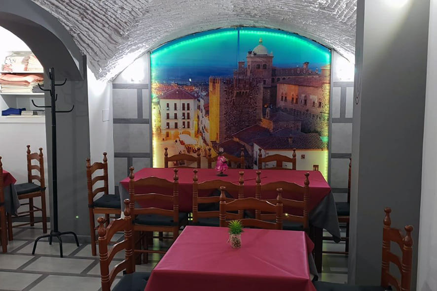 Cocina casera con especialidad en carnes extremeñas y menús aptos para celiacos, en la plaza Mayor de Cáceres.