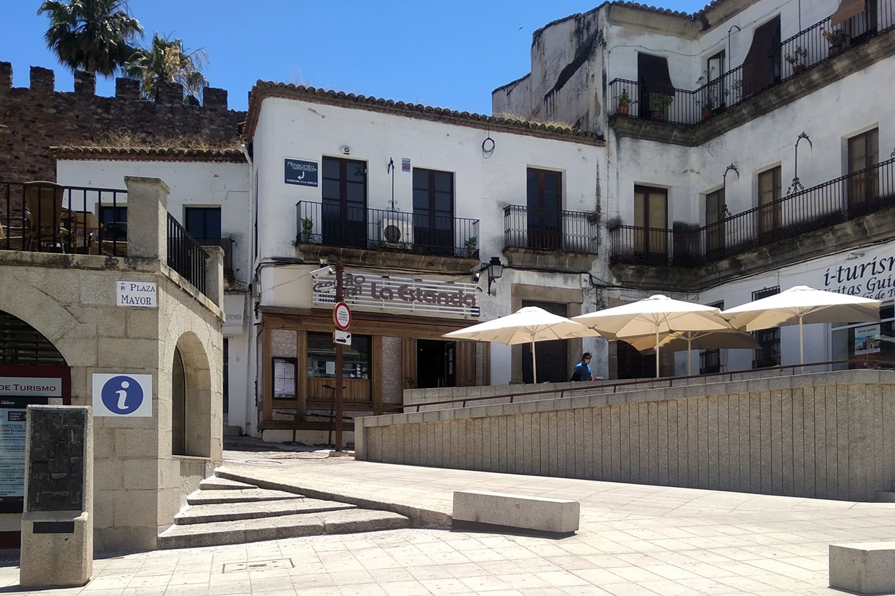 Cocina casera con especialidad en carnes extremeñas y menús aptos para celiacos, en la plaza Mayor de Cáceres.