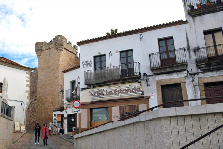 Cocina casera con especialidad en carnes extremeñas y menús aptos para celiacos, en la plaza Mayor de Cáceres.