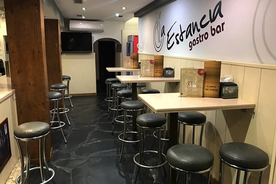 Cocina casera con especialidad en carnes extremeñas y menús aptos para celiacos, en la plaza Mayor de Cáceres.