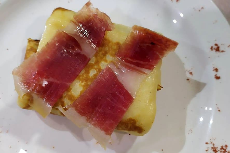 escondidos-crepes-jamon-iberico-plato-restaurante-gastrobar-la-estancia-extremadura-caceres.jpg