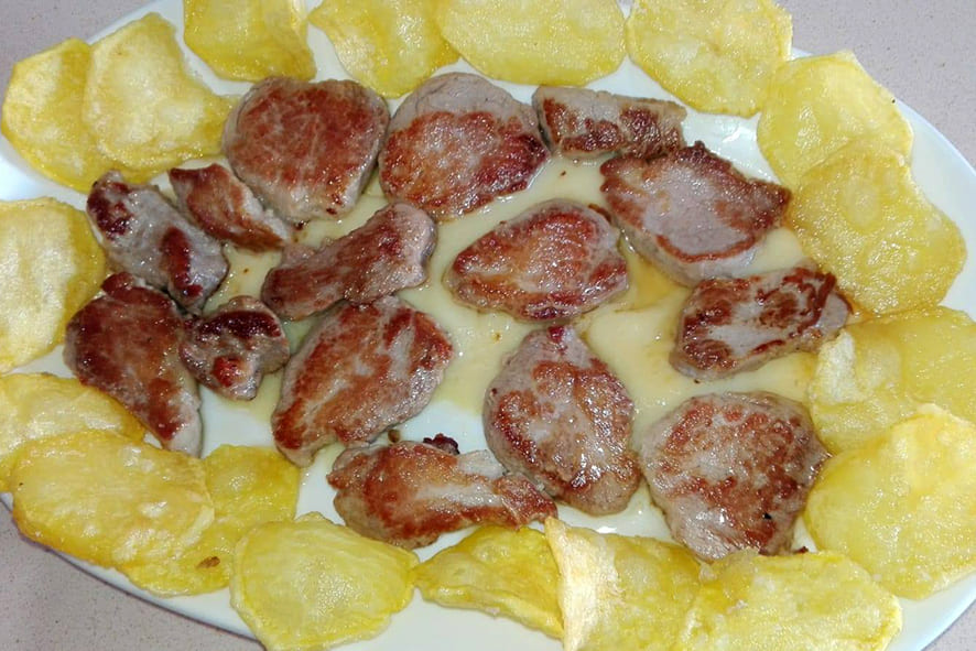 patatas-carne-salsa-plato-restaurante-gastrobar-la-estancia-extremadura-caceres.jpg
